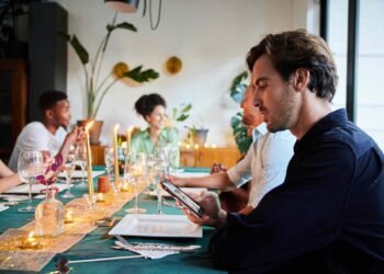 4 Signs You’re an Introverted Extrovert