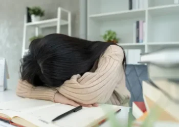 5 Subtle Signs You’re Stuck in a High-Anxiety Loop (Even If You’re High-Functioning)