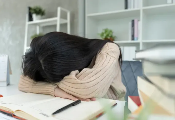 5 Subtle Signs You’re Stuck in a High-Anxiety Loop (Even If You’re High-Functioning)